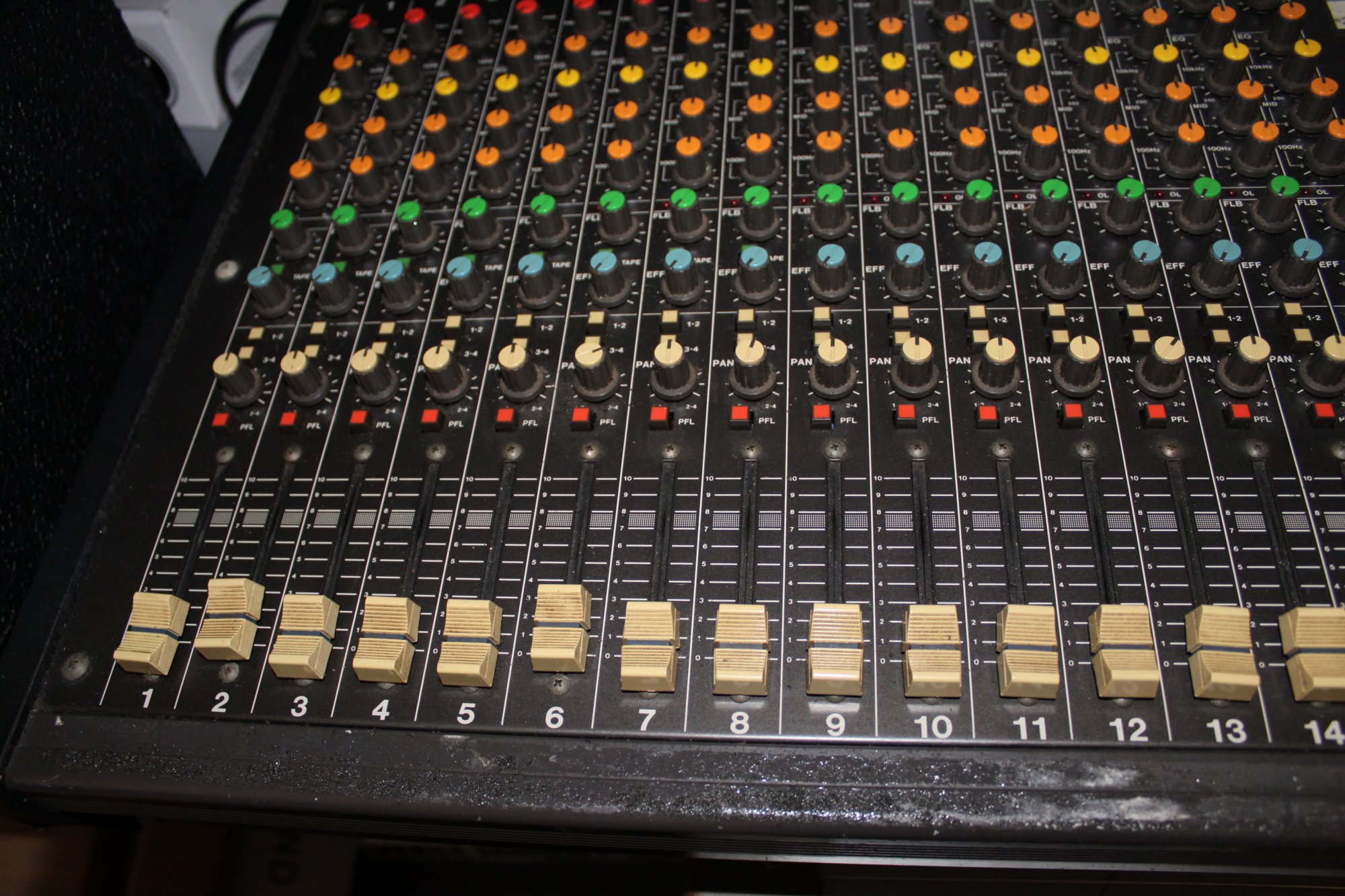 Tascam 16-Channel Analog Mixer M-216 w/Case - 500446