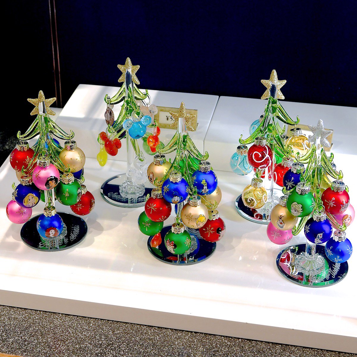 ディズニーキャラがカラフルなオーナメントに！東京ディズニーランド