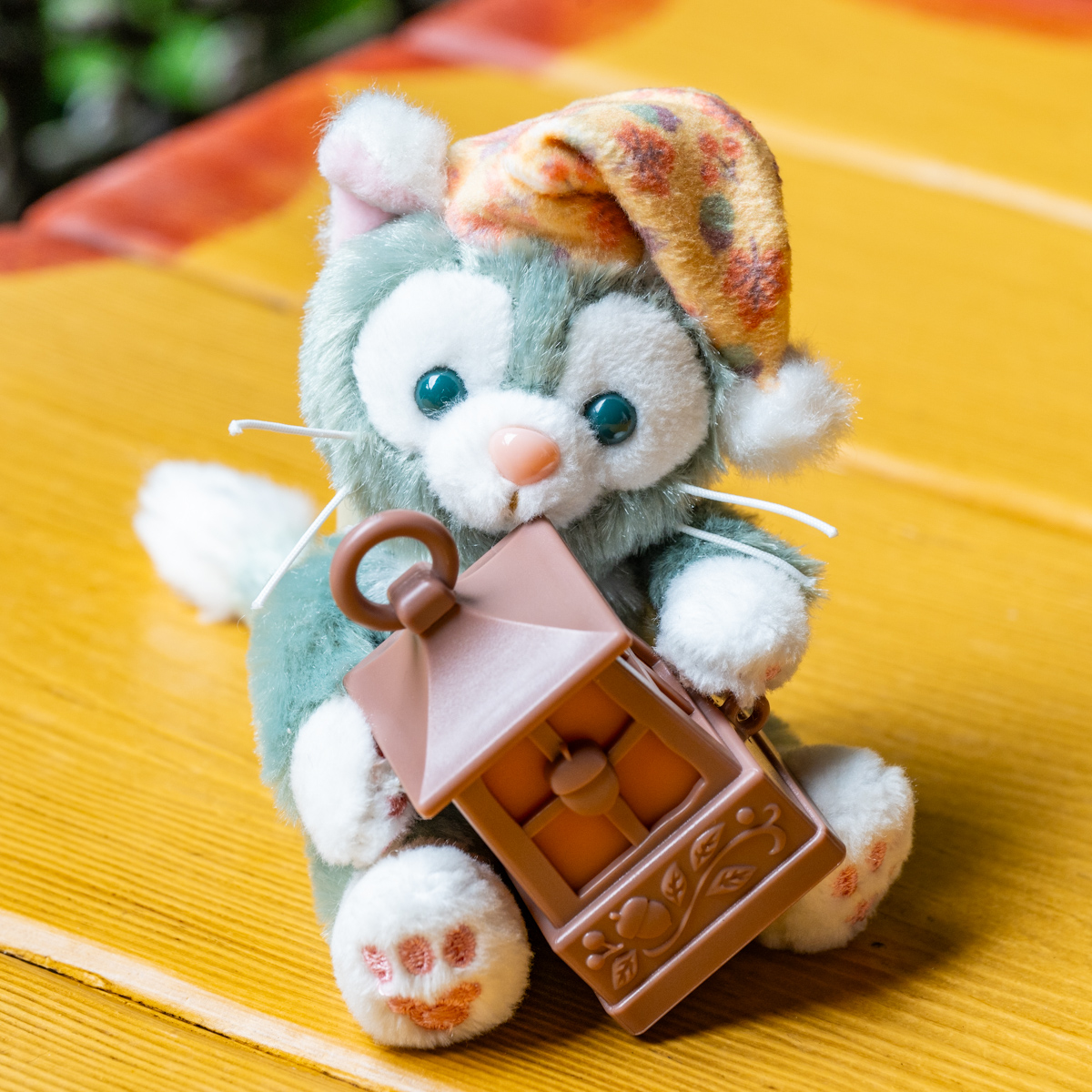 光るランタンを抱えたダッフィーたち！東京ディズニーシー”ダッフィー