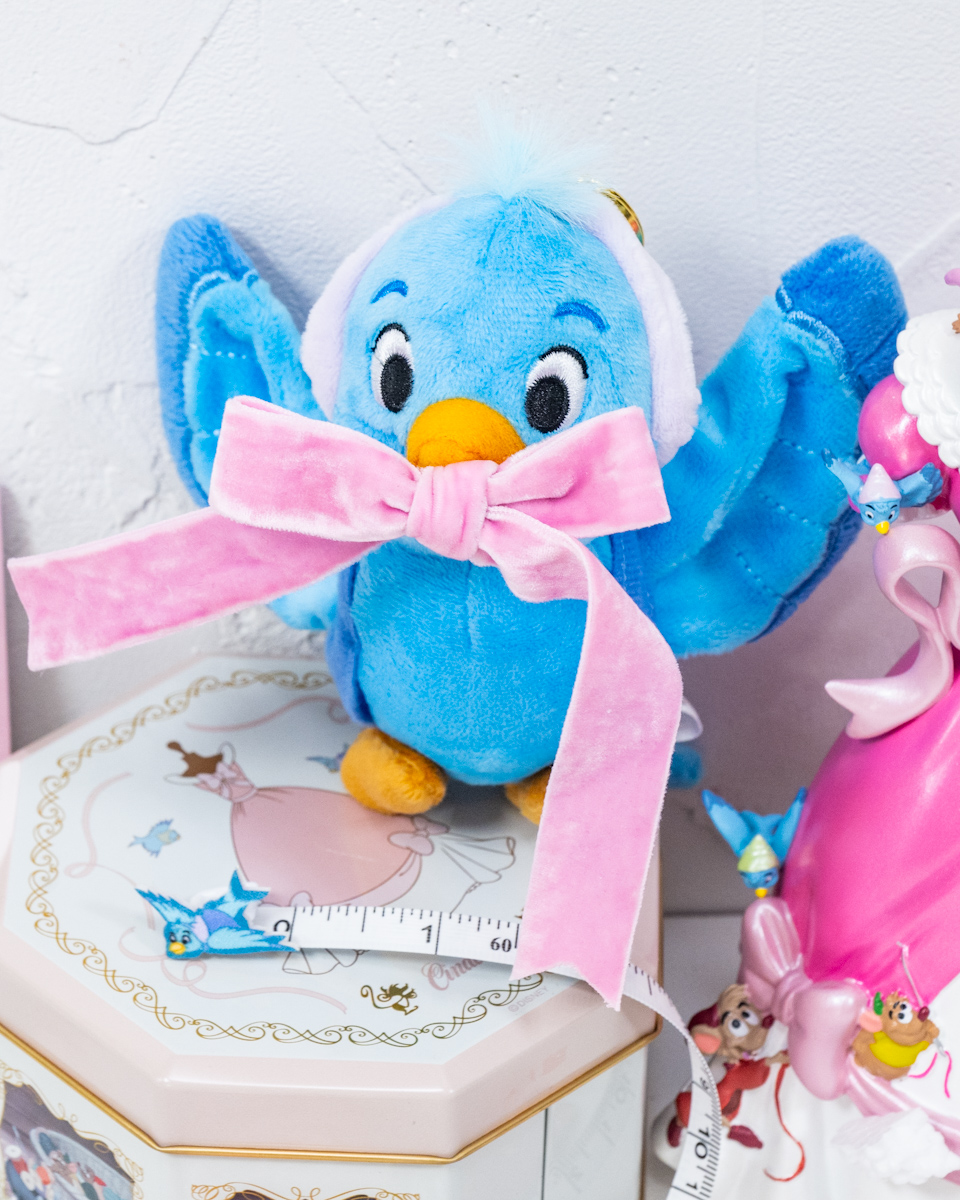 青い鳥やネズミたちがドレスをリメイクするシーンがモチーフ