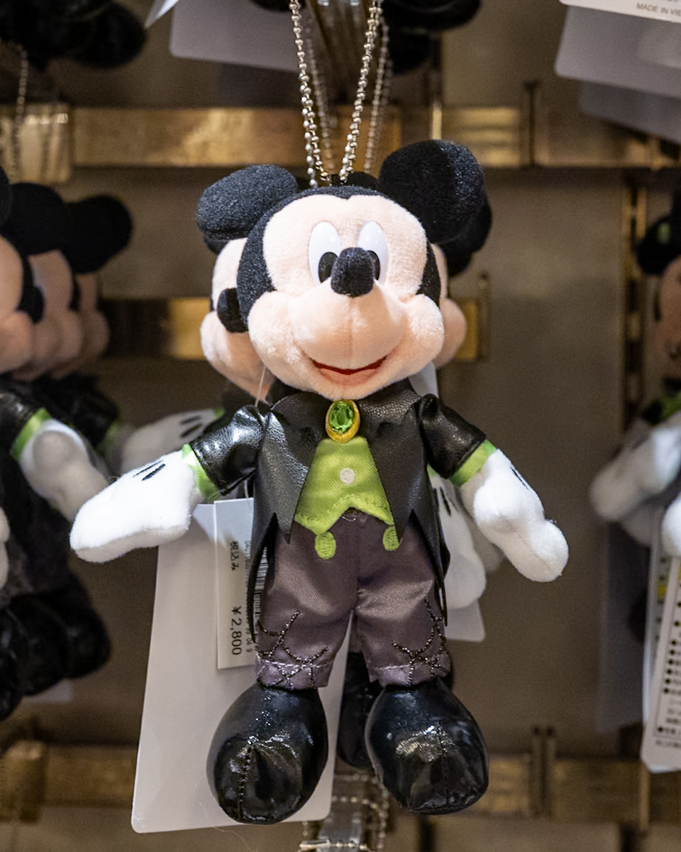 蛍光グリーンの衣装を着たミッキー＆フレンズ！東京ディズニーリゾート