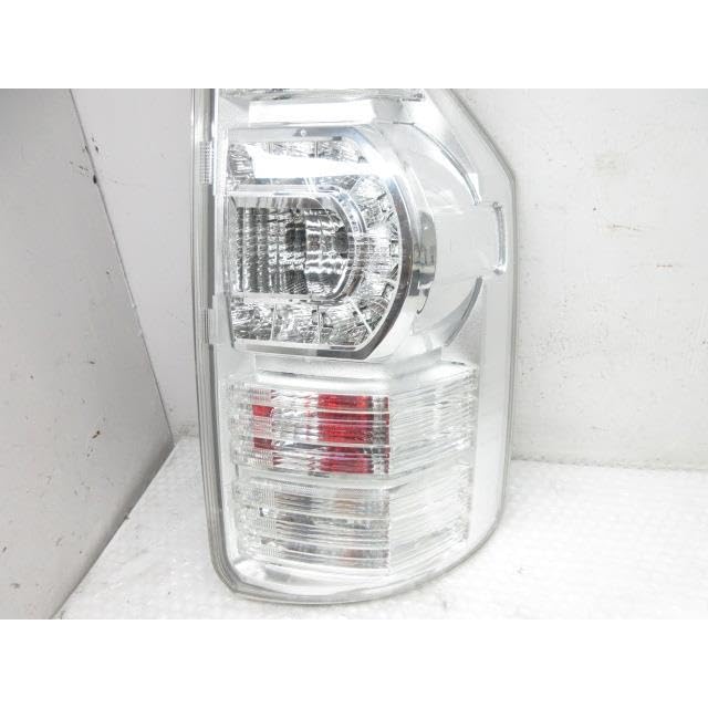 Amazon | 25年ヴォクシー DBA-ZRR70W 右テールランプ テールレンズ 28