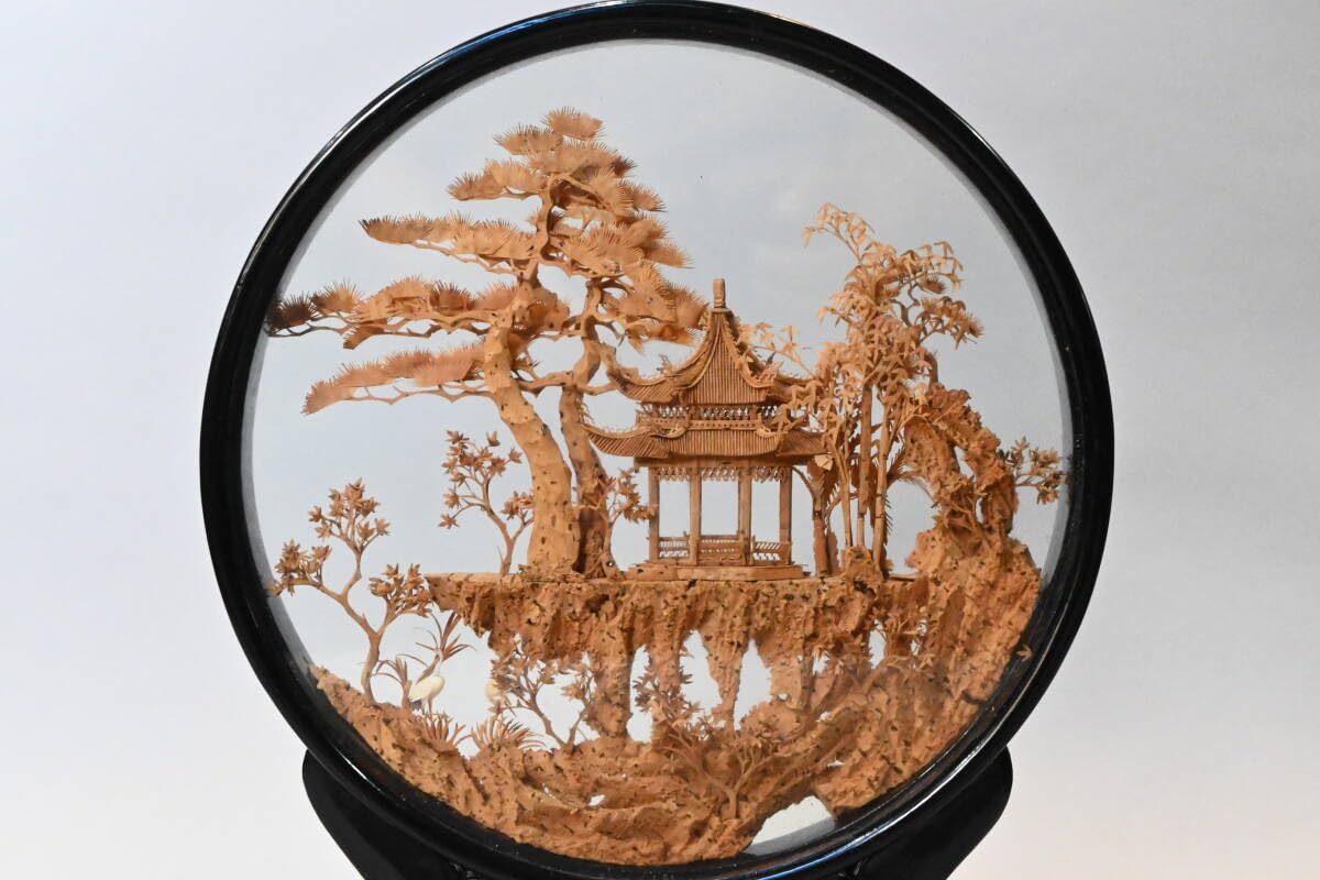 Amazon.co.jp: 中国美術コルク細工細密彫刻楼閣山水松鶴置物ガラス