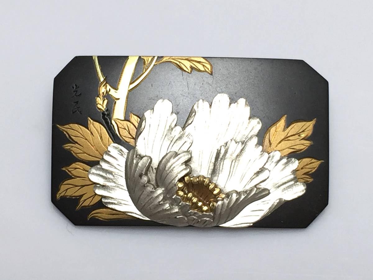 Amazon.co.jp: 古美道光民 四分一地 金銀象嵌 帯留 牡丹 横約6cm 金工
