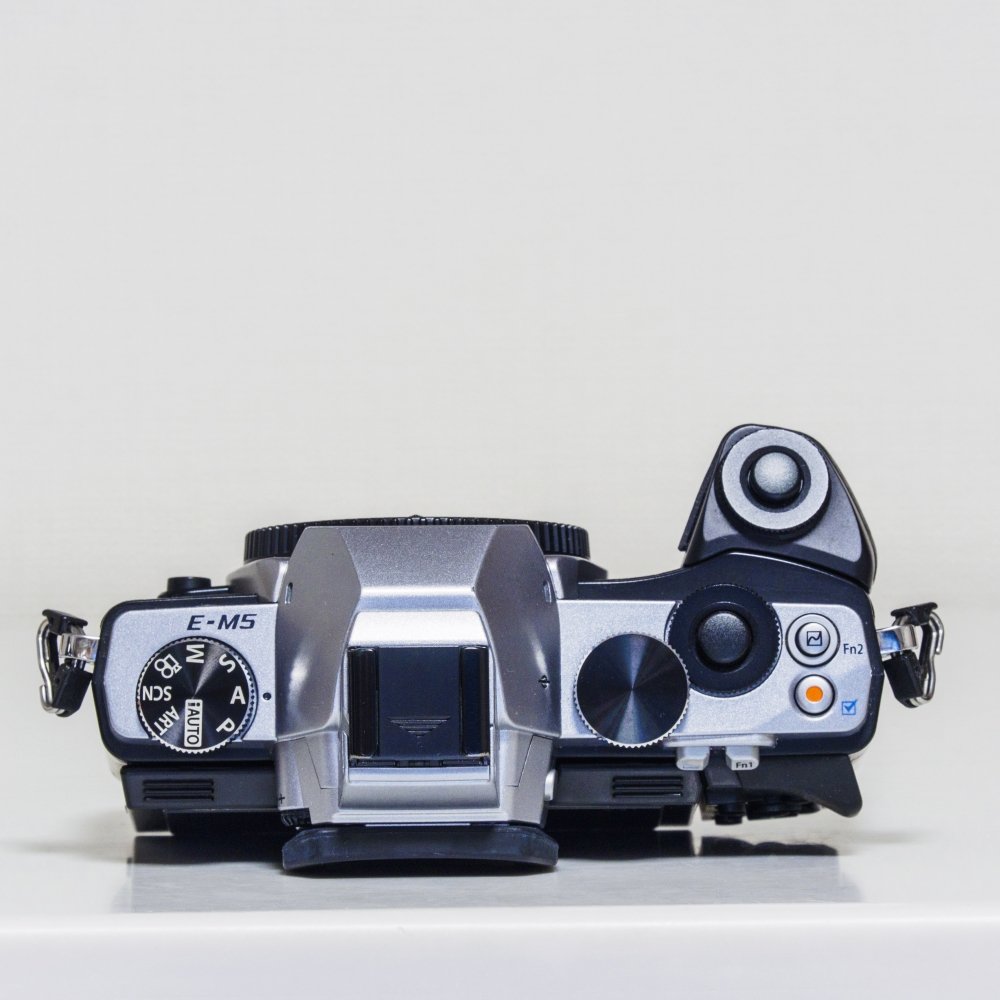 Amazon | OLYMPUS ミラーレス一眼 OM-D E-M5 ボディ シルバー 1605万