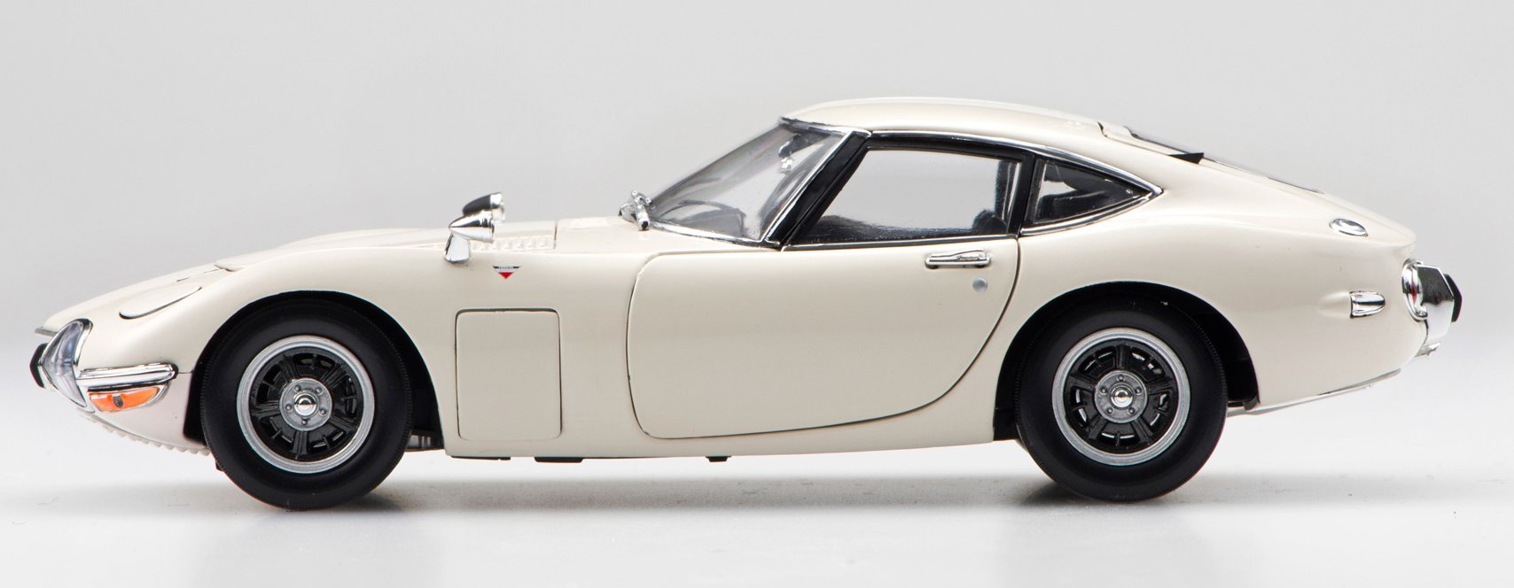 Amazon | エブロ 1/24 TOYOTA 2000GT ホワイト 完成品 | ミニカー