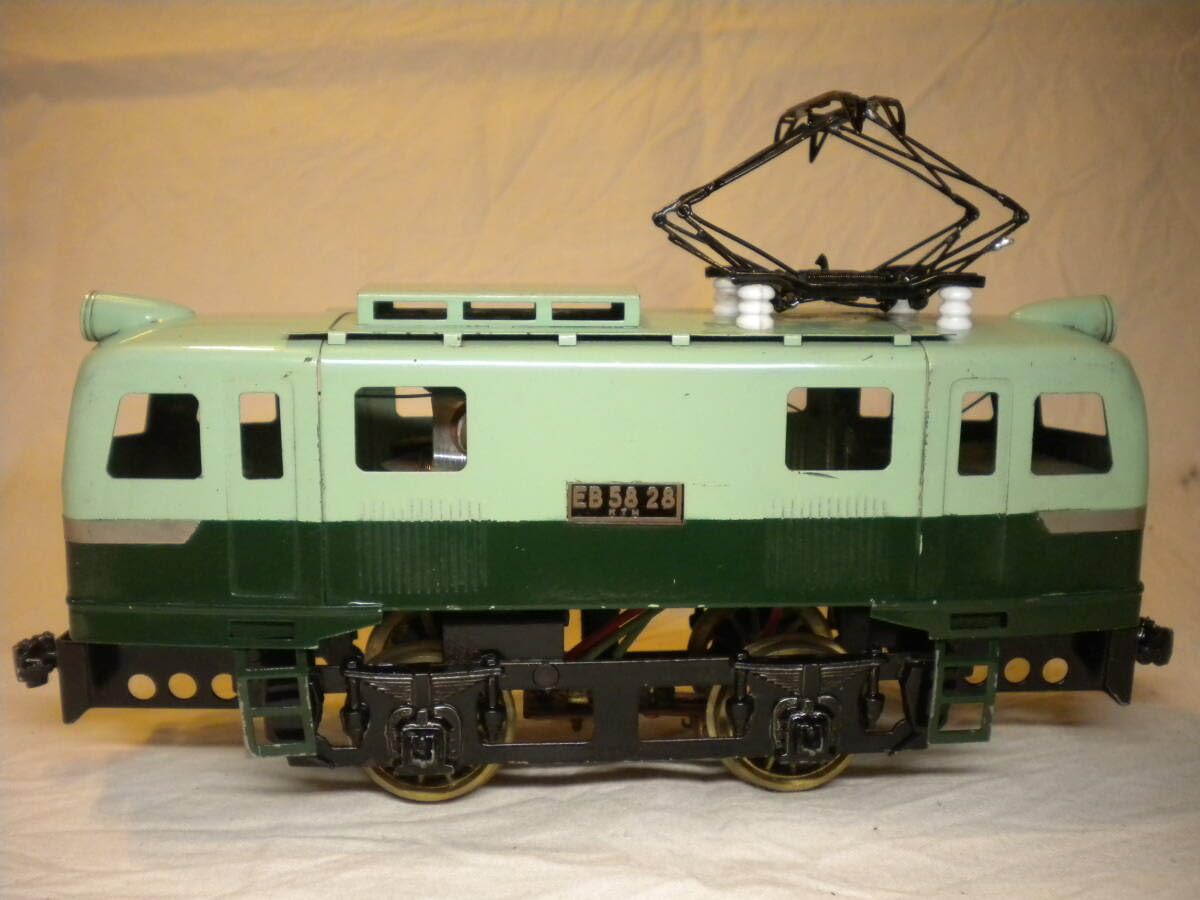 Amazon.co.jp: 三線式Oゲージ EB5828電気機関車 淡緑色+濃緑色 KTM