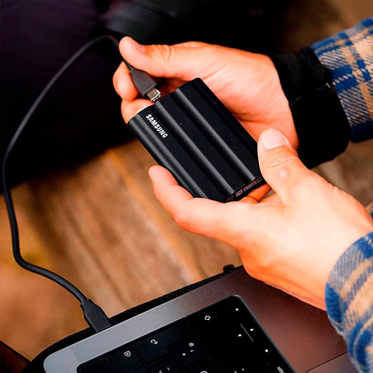 Amazon | Samsung T7 Shield ポータブル SSD 2TB - USB 3.2 Gen.2 外