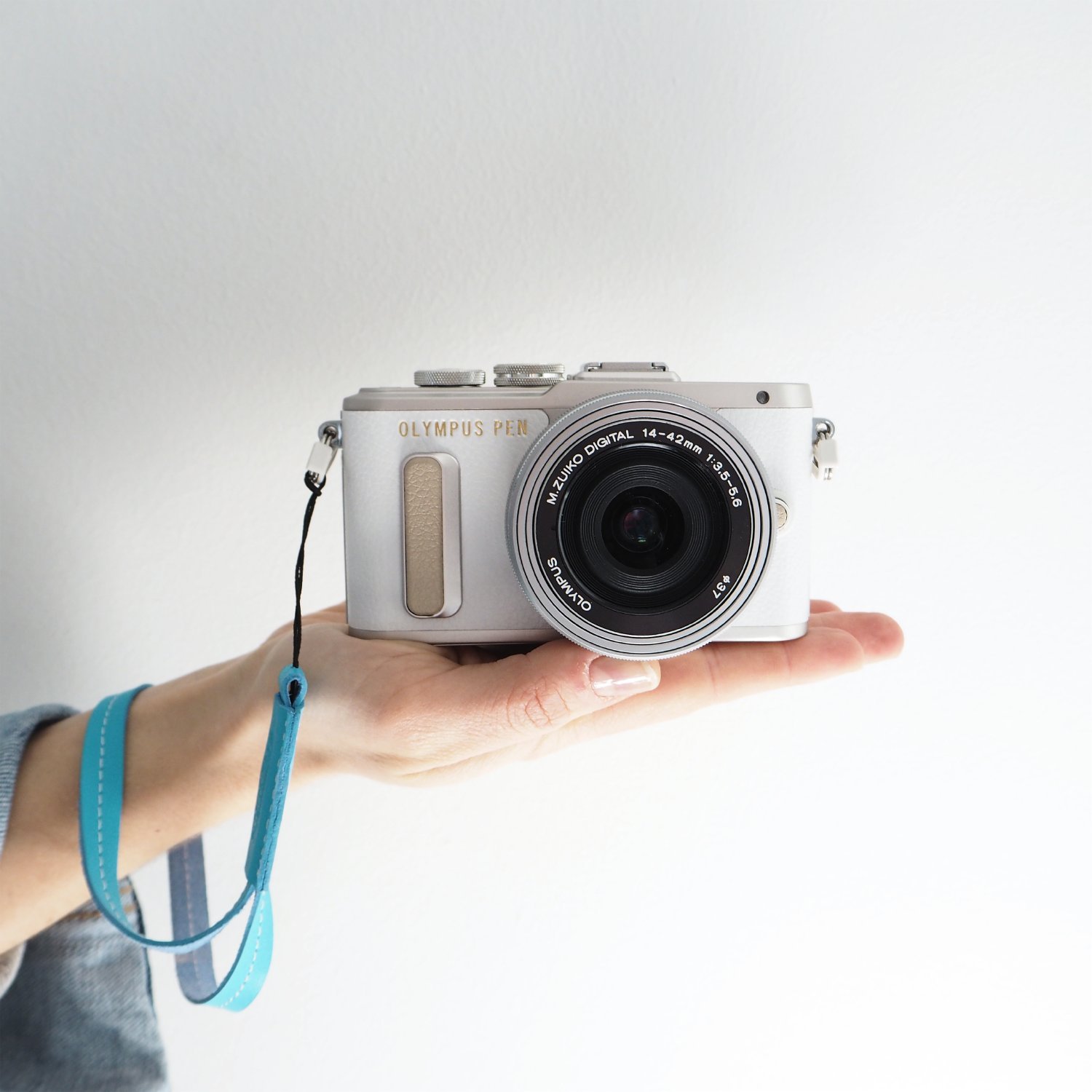 Amazon.com : OLYMPUS PEN E-PL8 14-42mm EZ lens kit [White