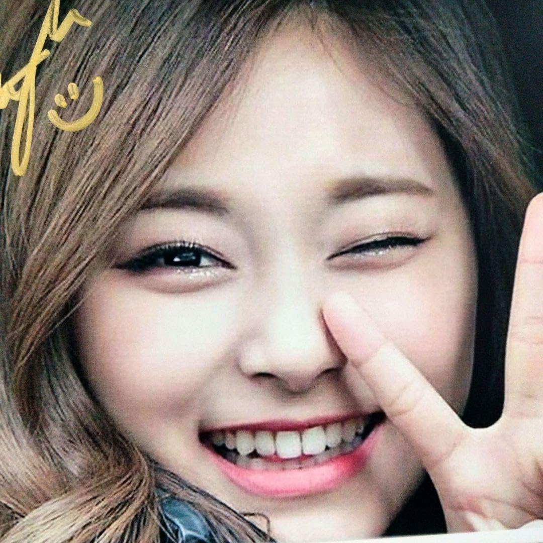 Amazon.co.jp: ツウィ直筆サイン入り2Lサイズ写真…TWICE… TZUYU : おもちゃ