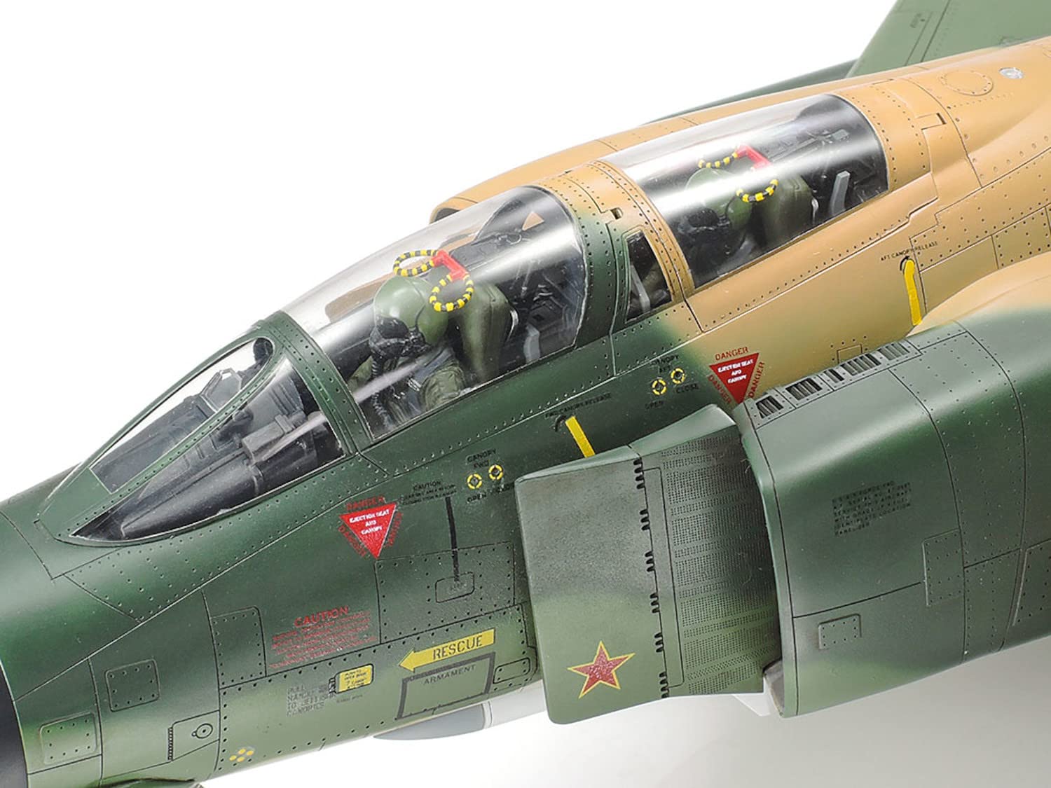 Amazon.com: Tamiya 60305 1/32 Mcdonnell F-4 C/D Phantom II Plastic