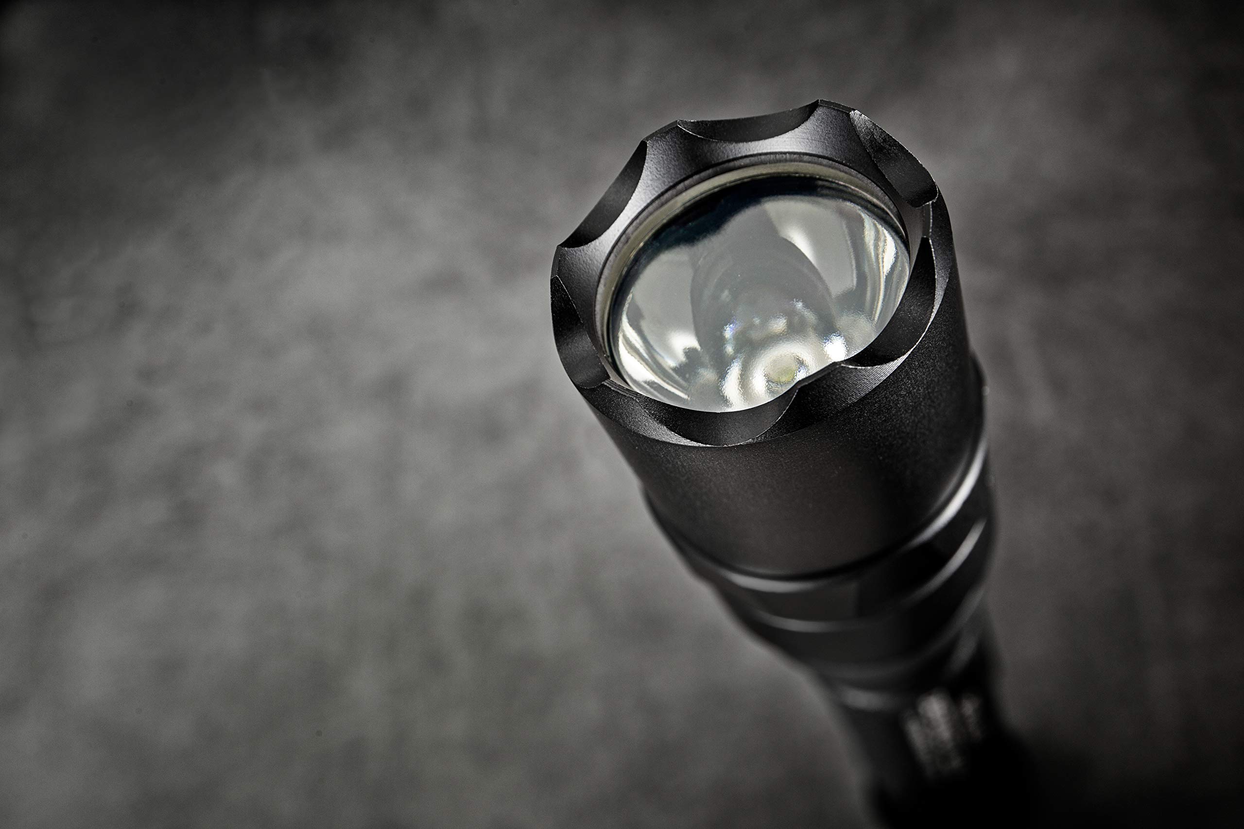 Amazon.co.jp : SureFire E2D Defender ウルトラデュアル出力LED懐中