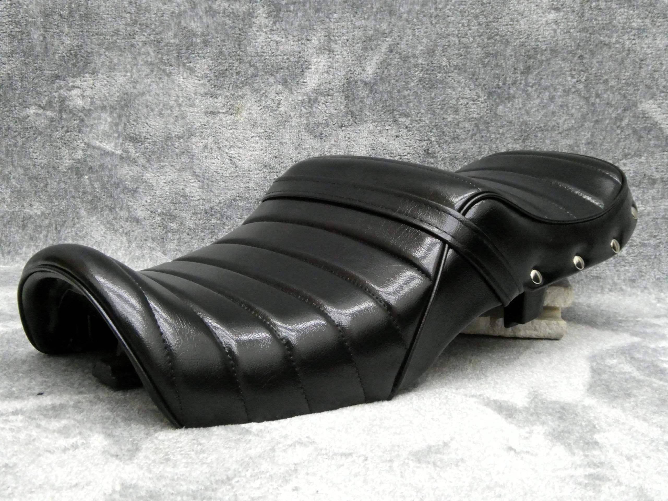 Amazon | NC31 鋲打ち 黒皮 タックロールシート/ブラック CB400SF