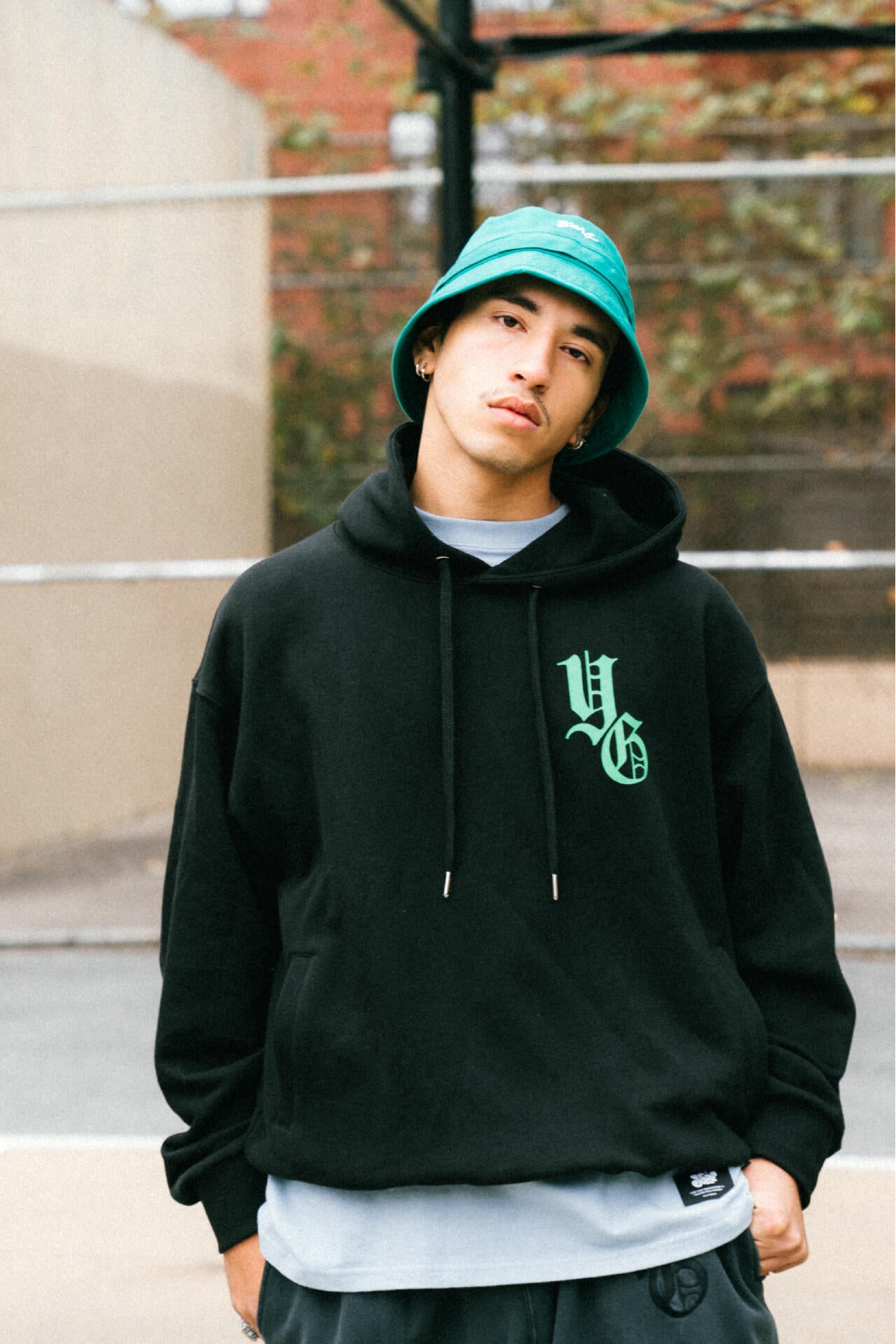 YORF（ヨルフ）】ゴシックロゴフーディー | Awesome Golf（オーサム