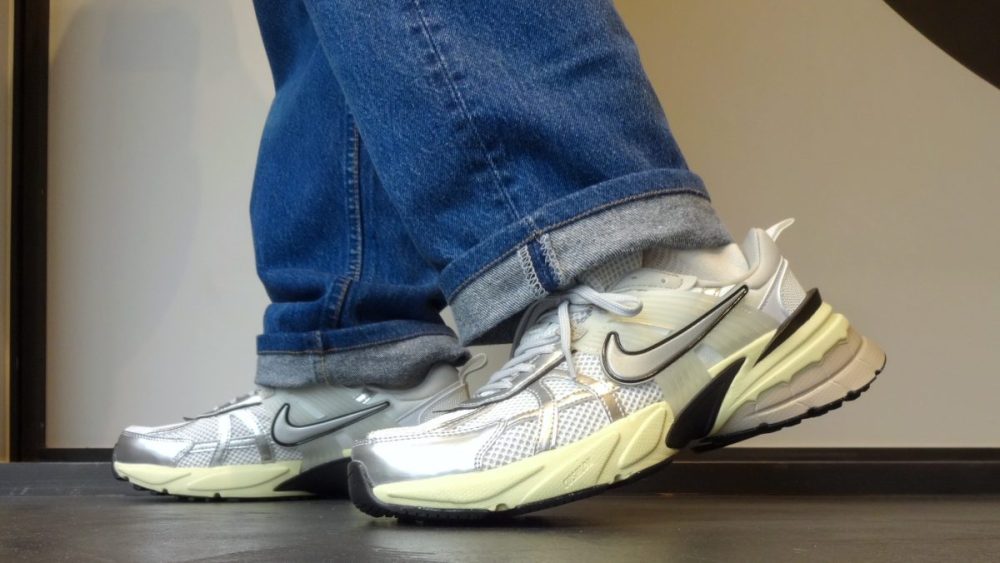 ナイキ V2K RUN」過去と未来が交錯!? 時代を超えたデザインと機能性が