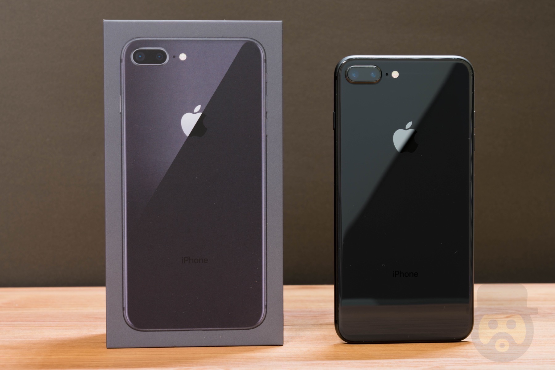 iPhone 8 Plus 開封レビュー！輝きを放つ背面パネル外観はまるで芸術品