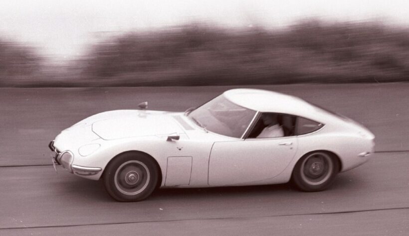 世界最速トヨタ「2000GT」 vs. 最強Z日産「フェアレディZ432」、自動車