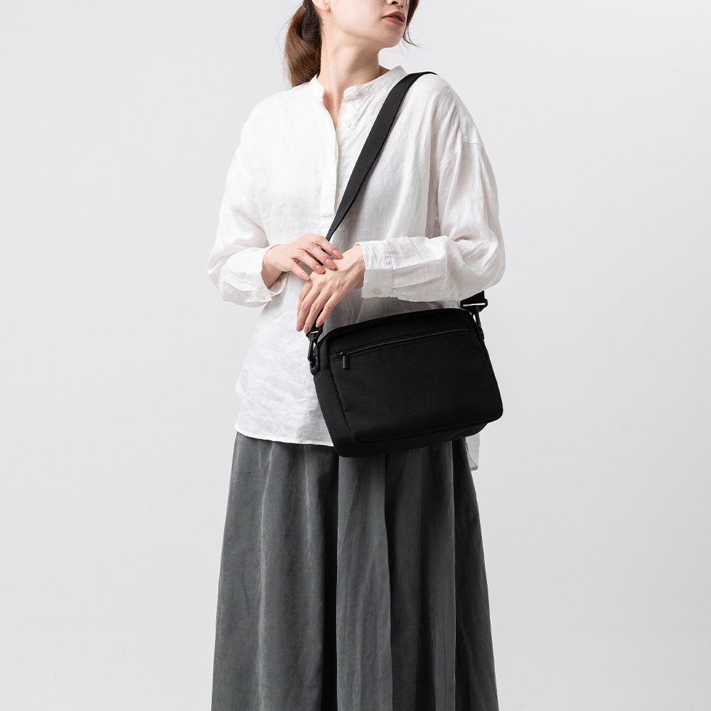 サスティナブル R-PET 撥水抗菌 7ポケット 大容量 スクエア ショルダー