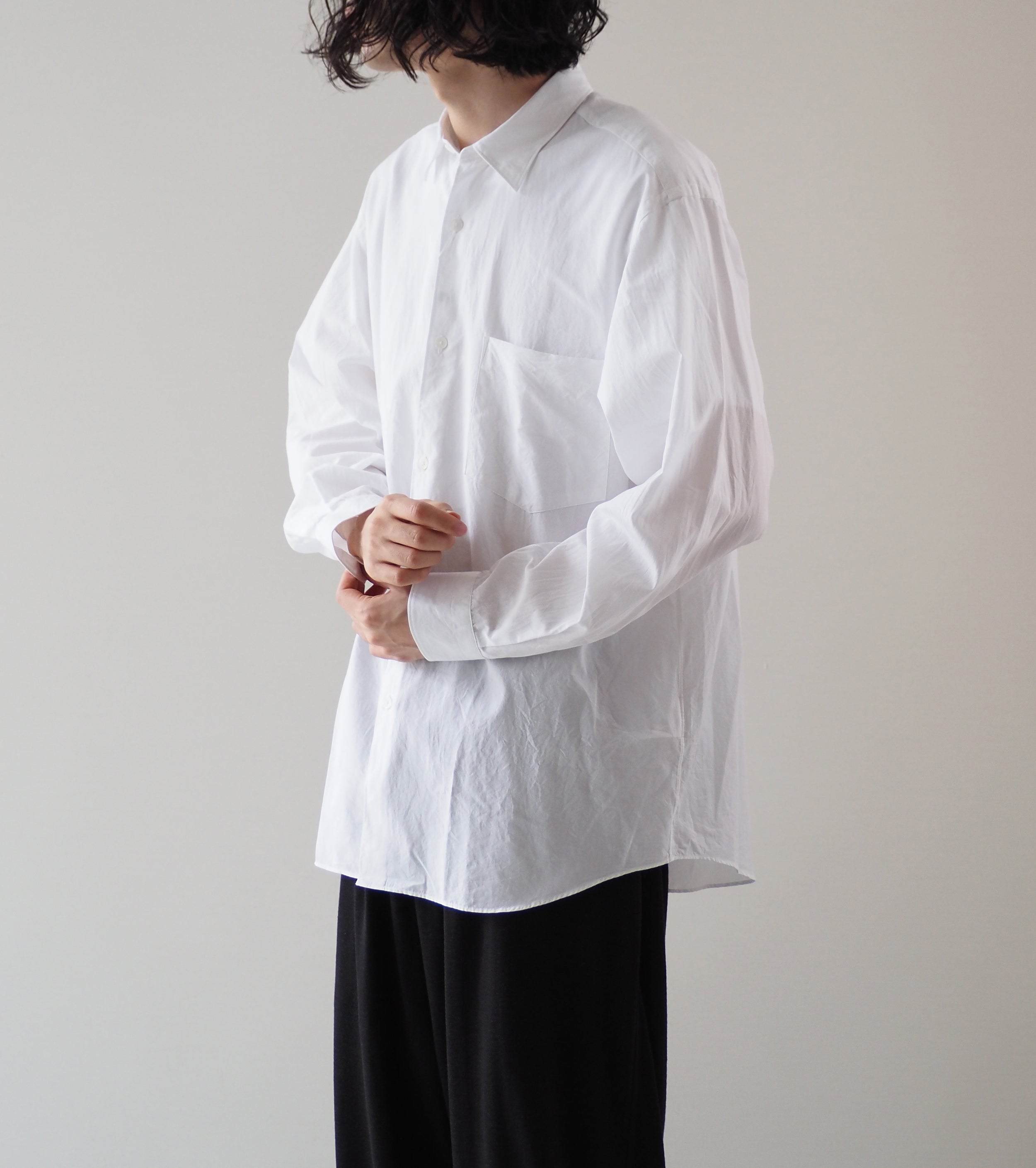 COMOLI コモリシャツ, White – Navyblue