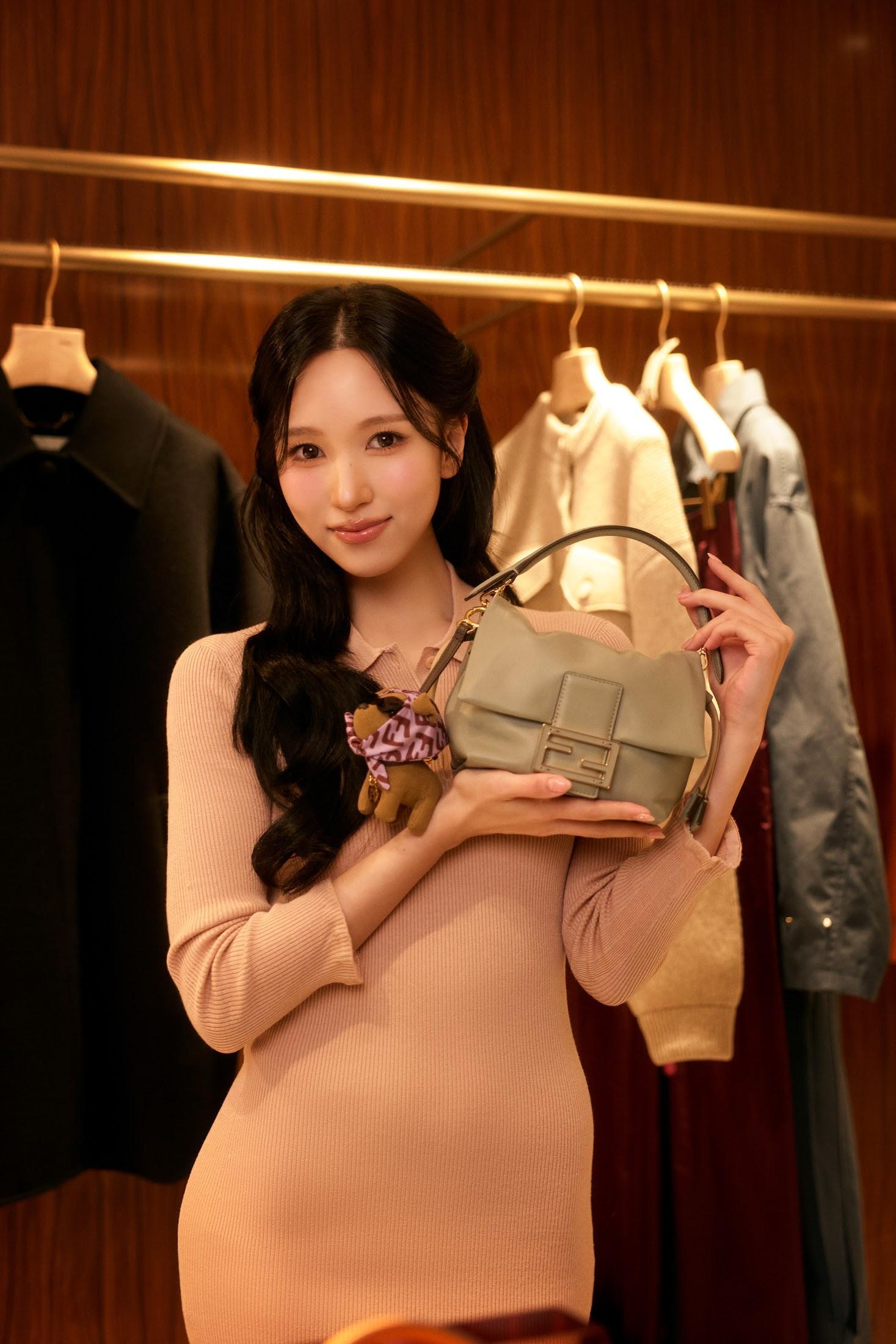 TWICEミナ＞ニットドレスで美ボディーライン披露 フェンディ最新ルック