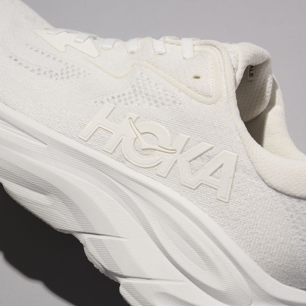 大人のための厚底スニーカーは「白いホカ」で。1万円台で最上級の