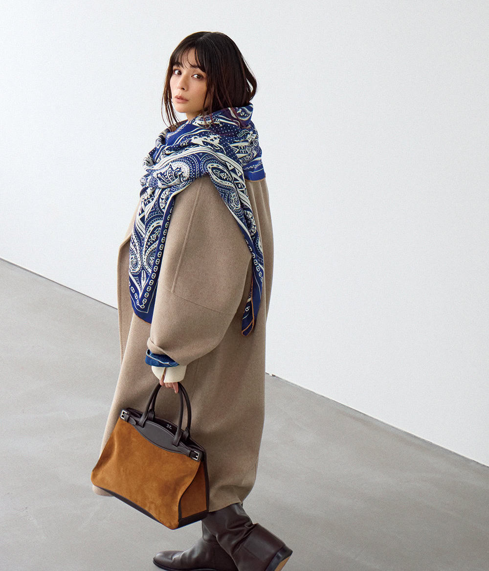 ベルト、ビスチェ、肩掛けに。40代の「エルメス大判スカーフ」活用術