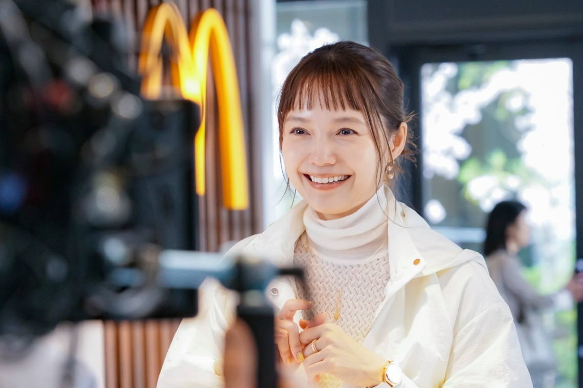 宮崎あおい＞春の装いでバーガーを手に笑顔 「てりたま」新CM出演