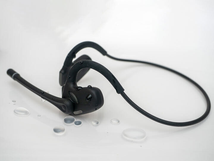 街中の雑踏がまるで無人の会議室のように！？ AIで雑音を除去して