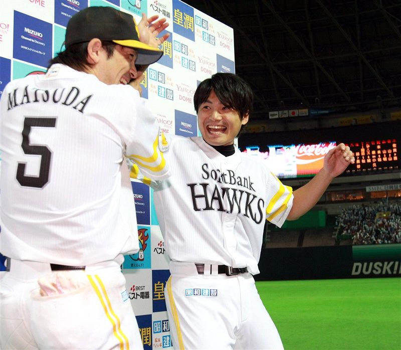 スーパースターでした」巨人の杉内俊哉が松田宣浩を労う2ショット公開