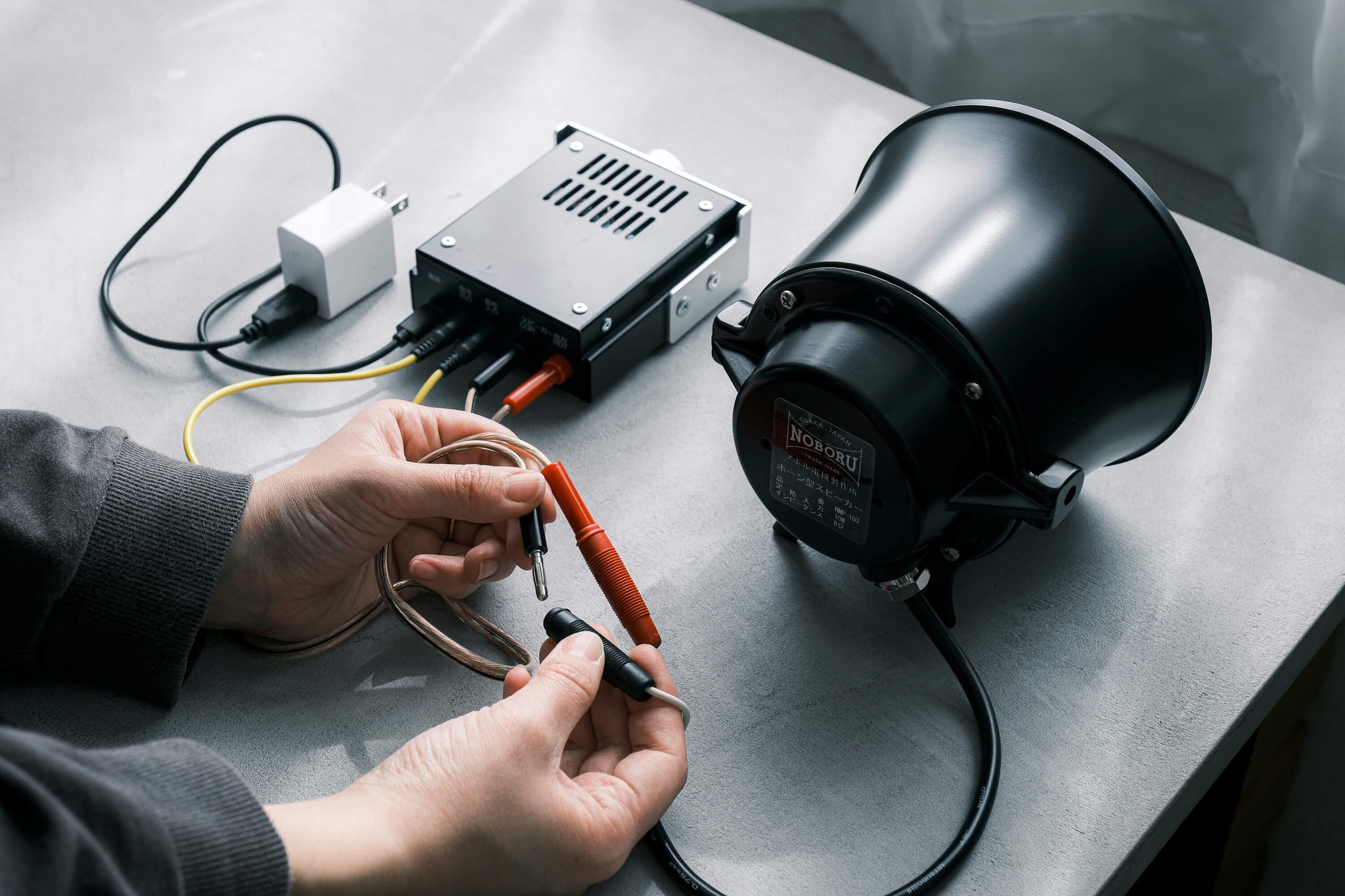 スタックアンプ/金属製ホーンスピーカー型【シルバー/ブラック