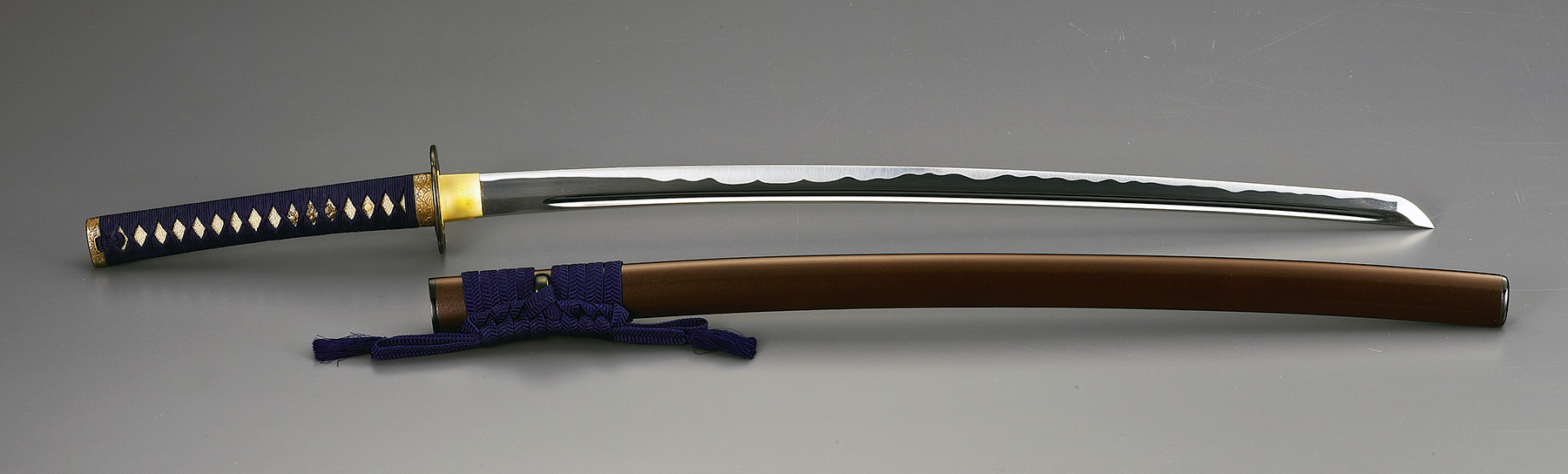 居合刀脇差し、肥後拵え 本木、 黒サメ、柄巻き.黒合皮革、 箱互