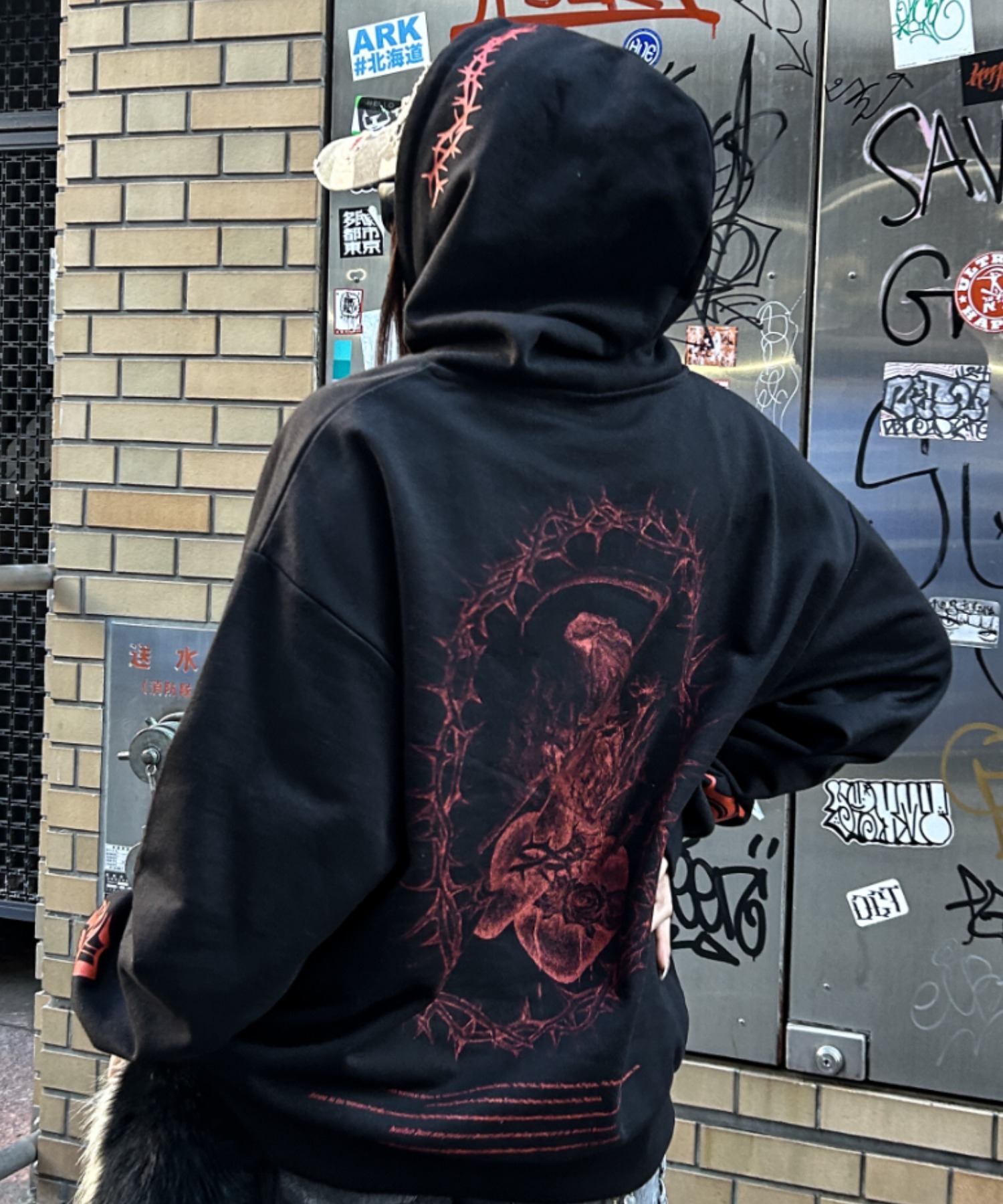 A'GEM/9 × .kom 『A'GEM/9/エージェムナイン』バックグラフィック