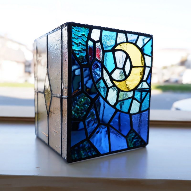 生徒さんの作品。ステンドグラスの月と太陽の入れ物 | ステンドグラス