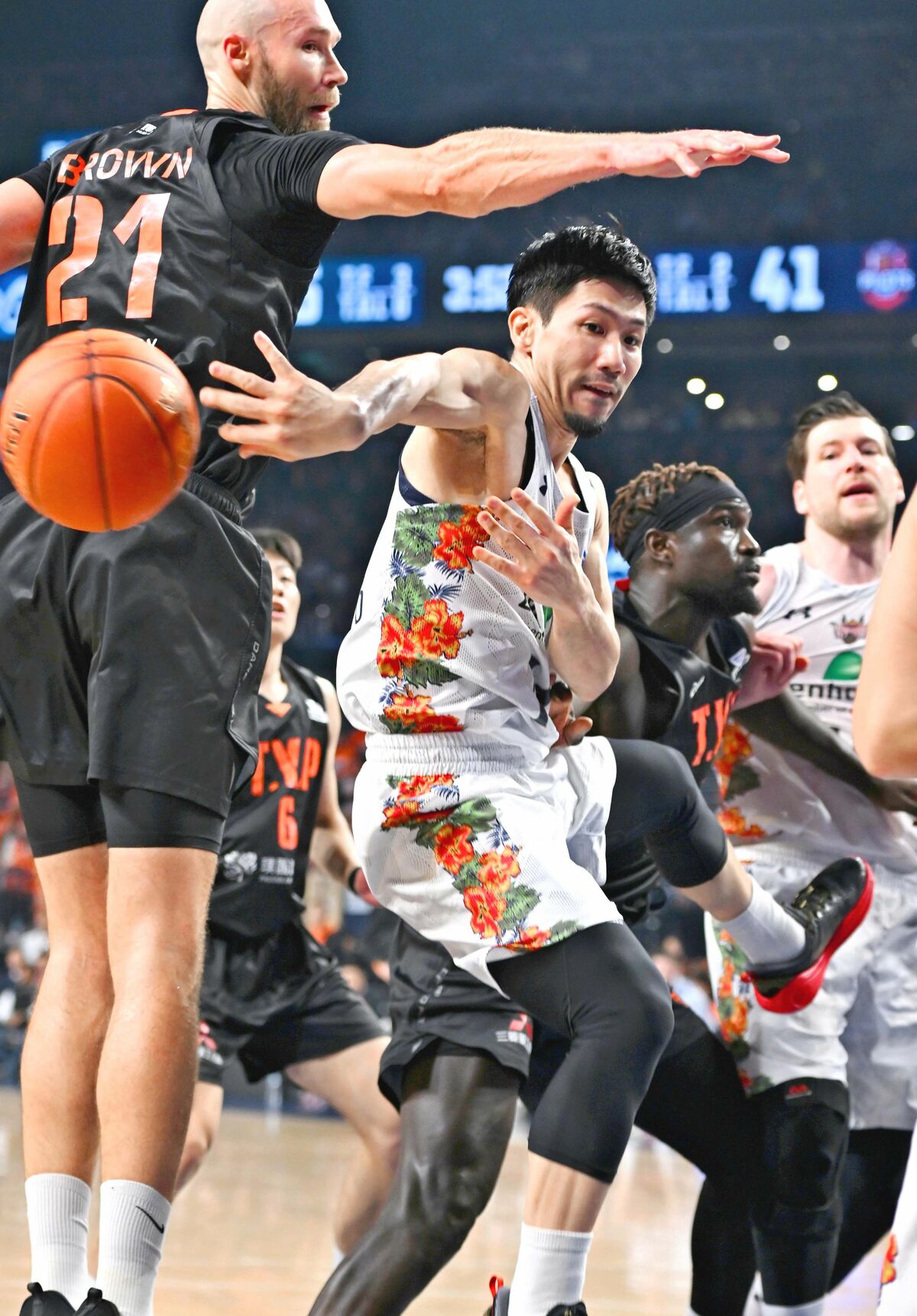 写真：琉球キングス粘勝 激しいチーム守備で終盤に逆転、1位浮上