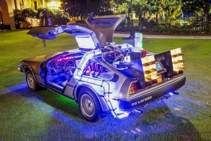 ZUCCaに、デロリアンがやってくる！ ZUCCaがタイムスリップ!? 人気SF