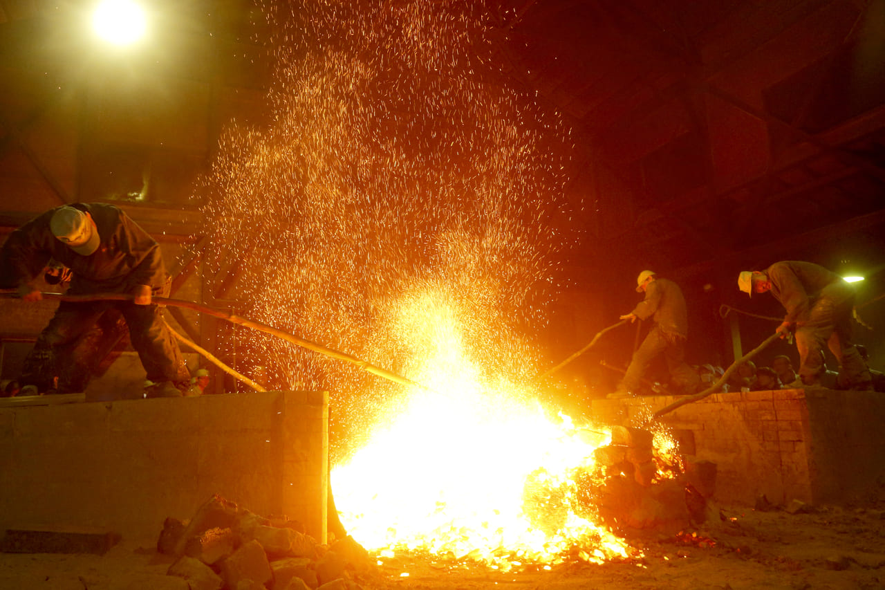 日本刀」を生み出す最上の和鋼『玉鋼』。我が国が誇る製鉄法唯一の現場
