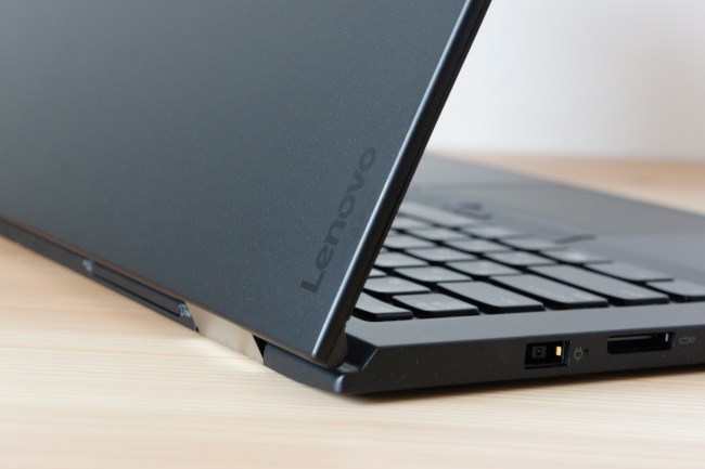 レノボ『ThinkPad X1 Carbon』2016年モデル レビュー より薄く より