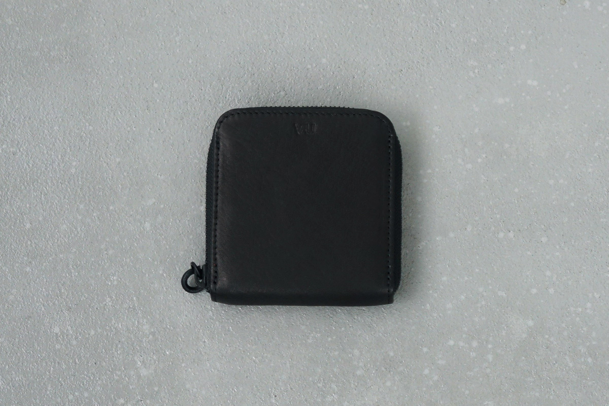 VU PRODUCT 鹿革スクエアジップウォレット ブラック｜軽くて柔らかい