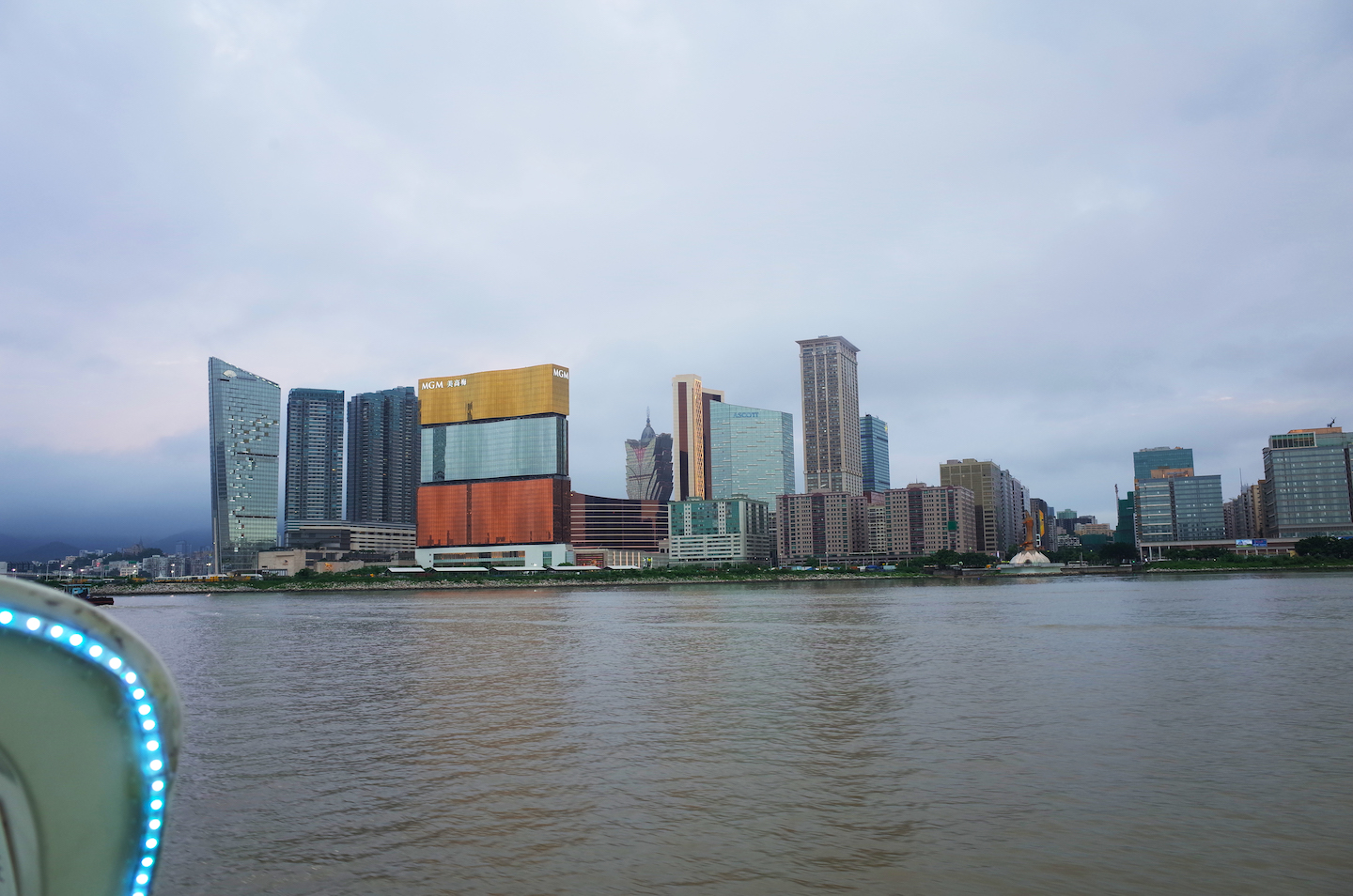 KAWSからアンディ・ウォーホルまで。マカオの街並みにアートが同居した