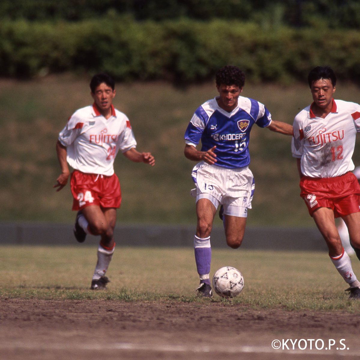 クラブが設立された1994年、Jリーグ昇格を決めた1995年のユニフォーム