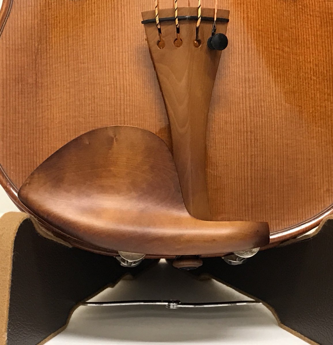 あご当てについて④】売り場にあるあご当ての中には、ガルネリに似た