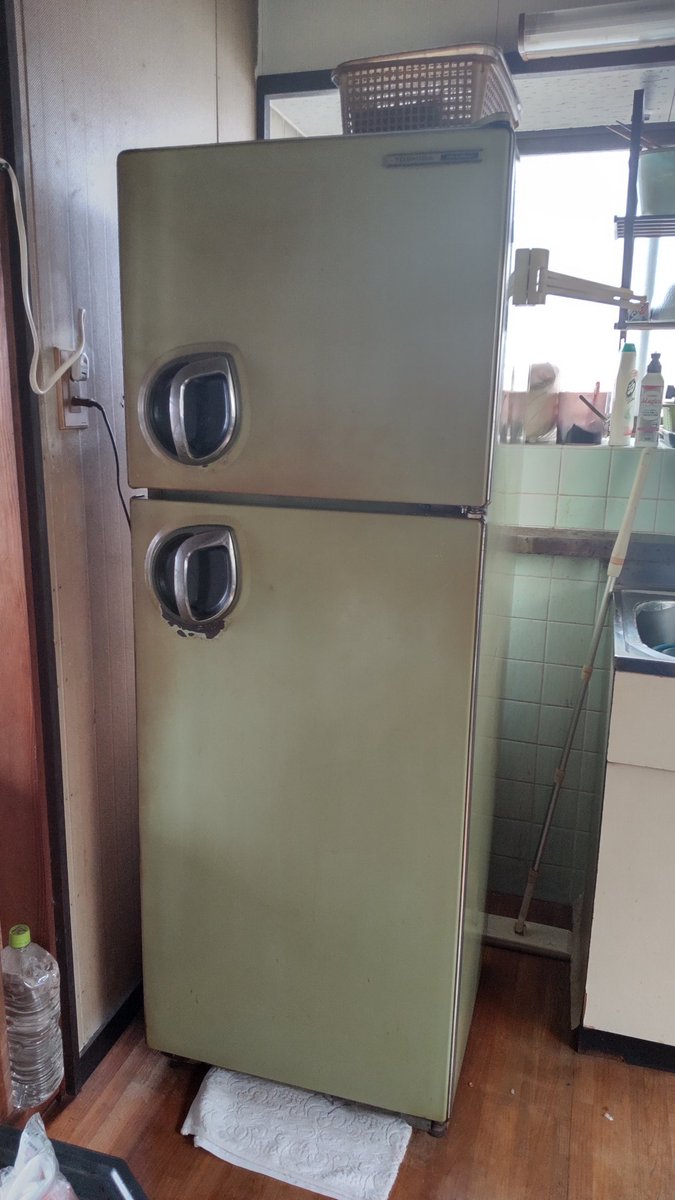 祖母宅の冷蔵庫がすごい件 東芝冷凍冷蔵庫 形式：GR−239AG 1979年製
