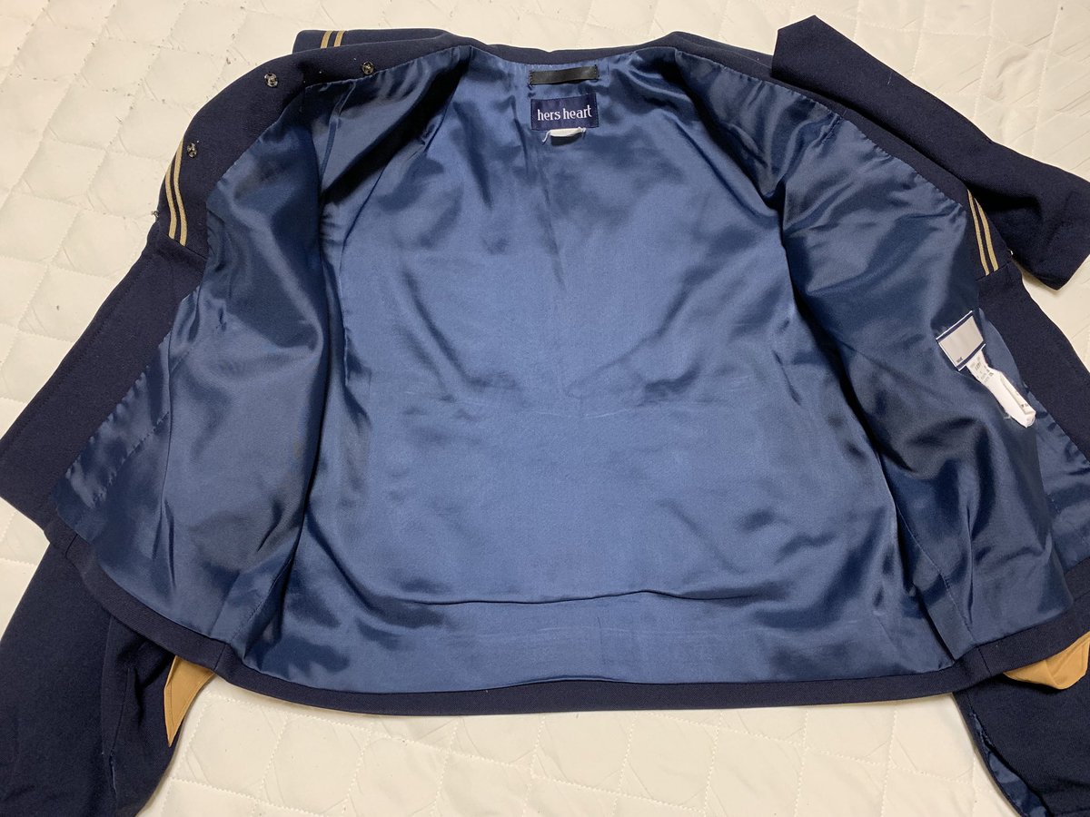 鎌ヶ谷西高校の冬セーラー服。通称鎌西。独特な梨色ラインのセーラー服