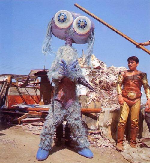 スペクトルマンに出てくるギラギンドっていう怪獣。巨大な目玉と肘に刀