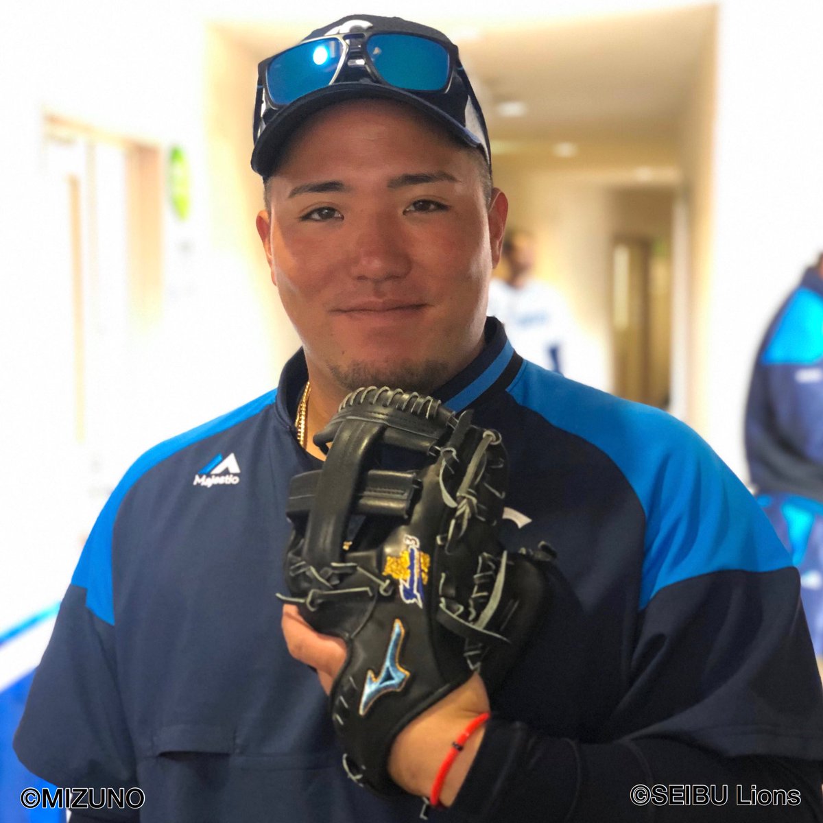 山川穂高 選手用ミット／ 沖縄の守り神シーサーがポイント。 ミットは