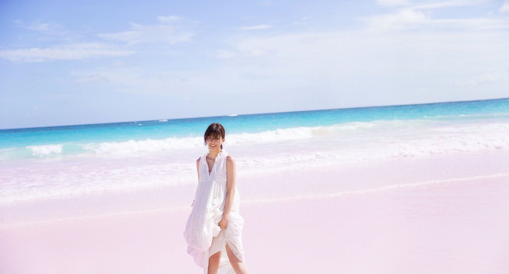 欅坂46渡邉理佐1st写真集「無口」大好評発売中【公式