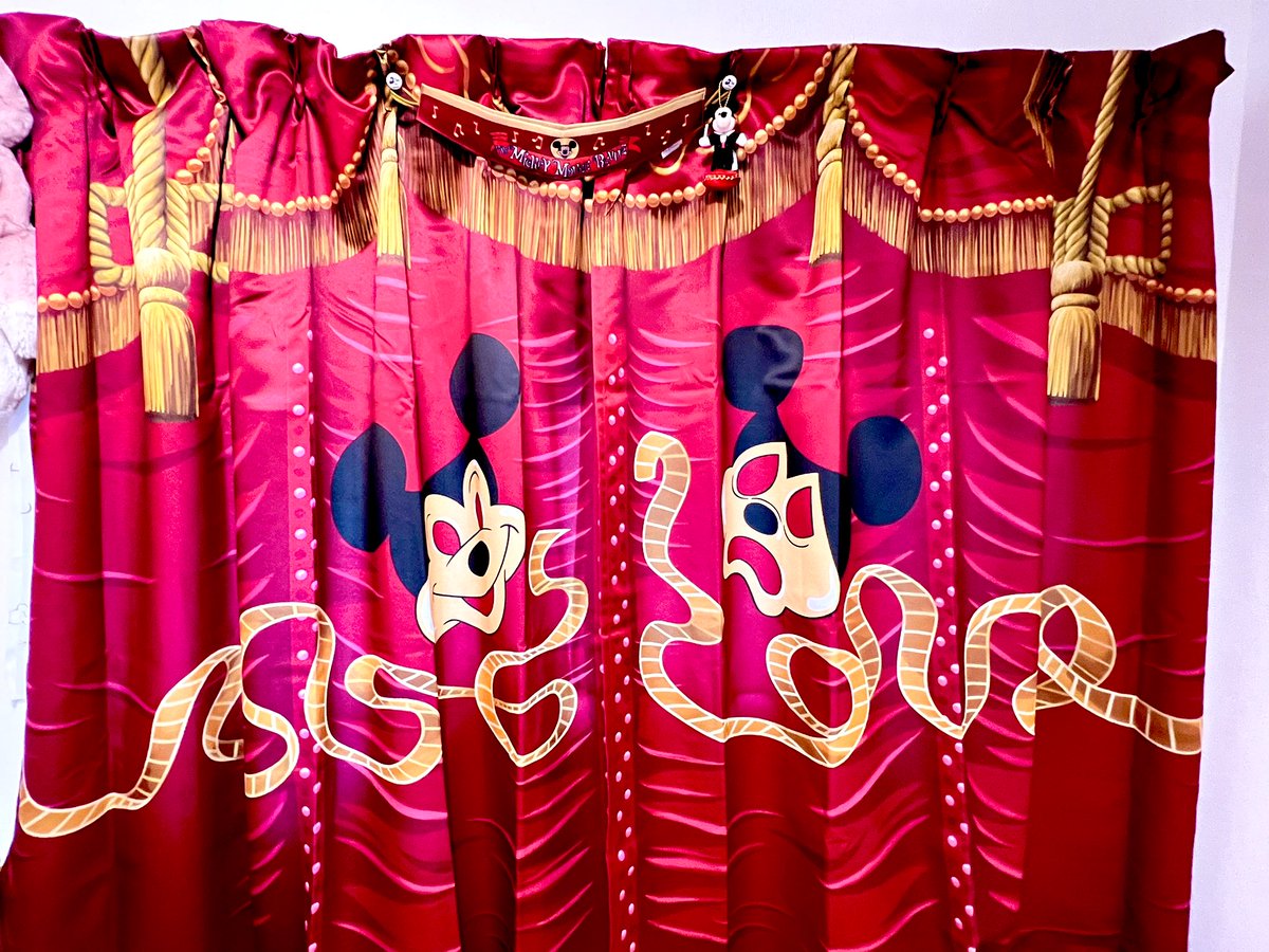 寝室のカーテンを、ミッキーマウスレビューのカーテンにしました