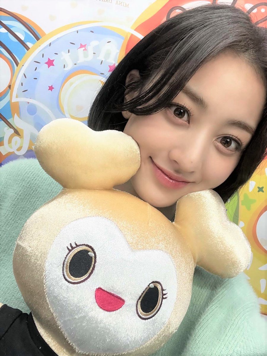 ジヒョ、ミナ、ツウィから「5周年記念ゴールドラブリー」とのセルフィ