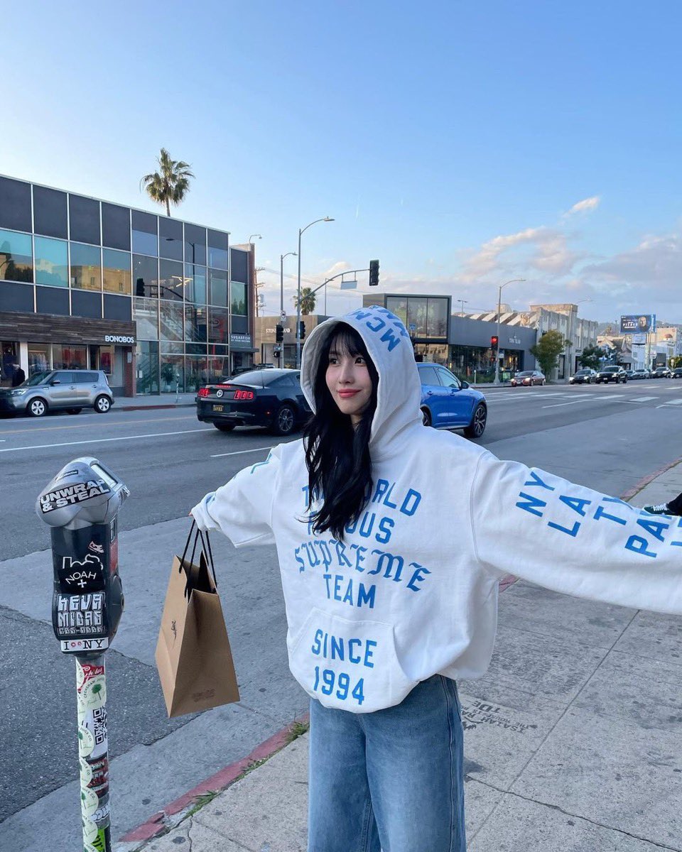 TWICEのMOMOがSupreme Los Angeles West Hollywood店を訪れ、今季立ち