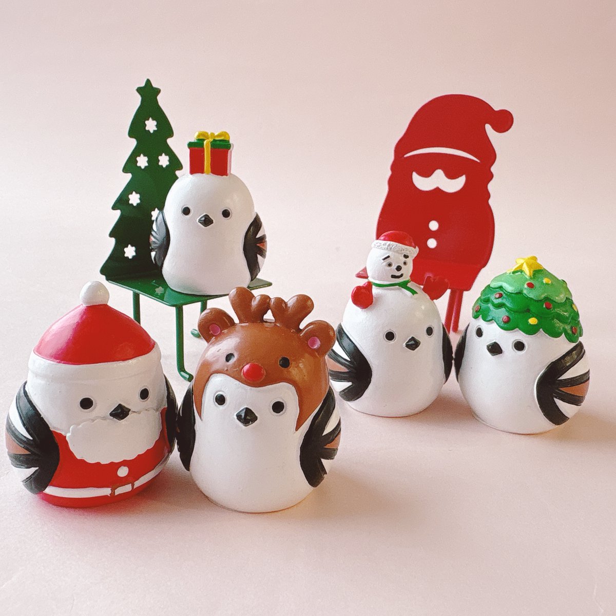 玄関やキャビネットの上にちょこんと置くだけでクリスマスの雰囲気が